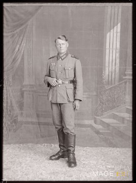 Portrait en pied d'un soldat allemand (Le Val-d'Ajol)